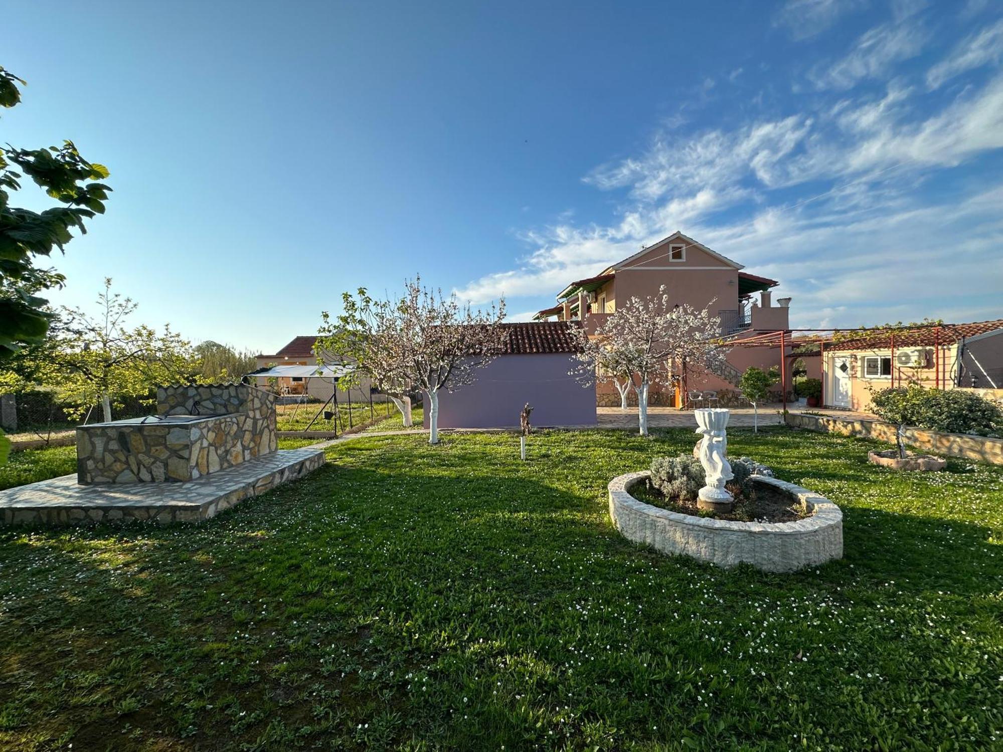 Telis Apartment *
